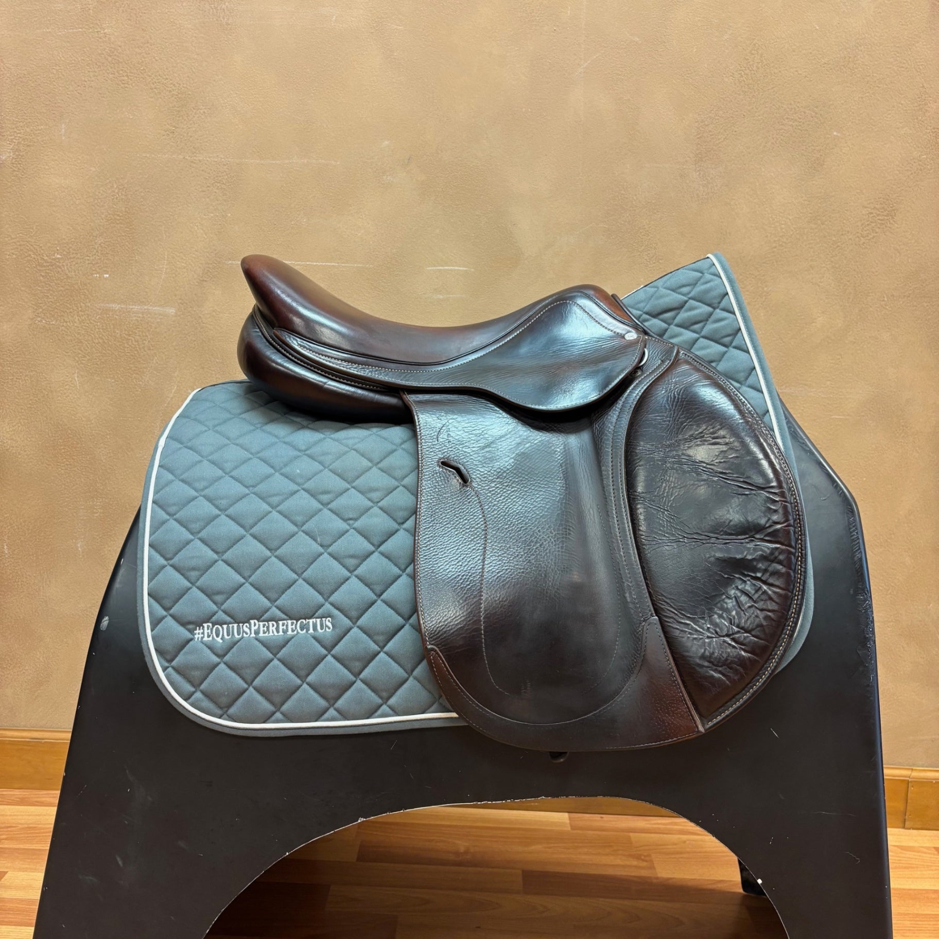 Used Antares Connexion Jump Saddle 18" Medium Wide