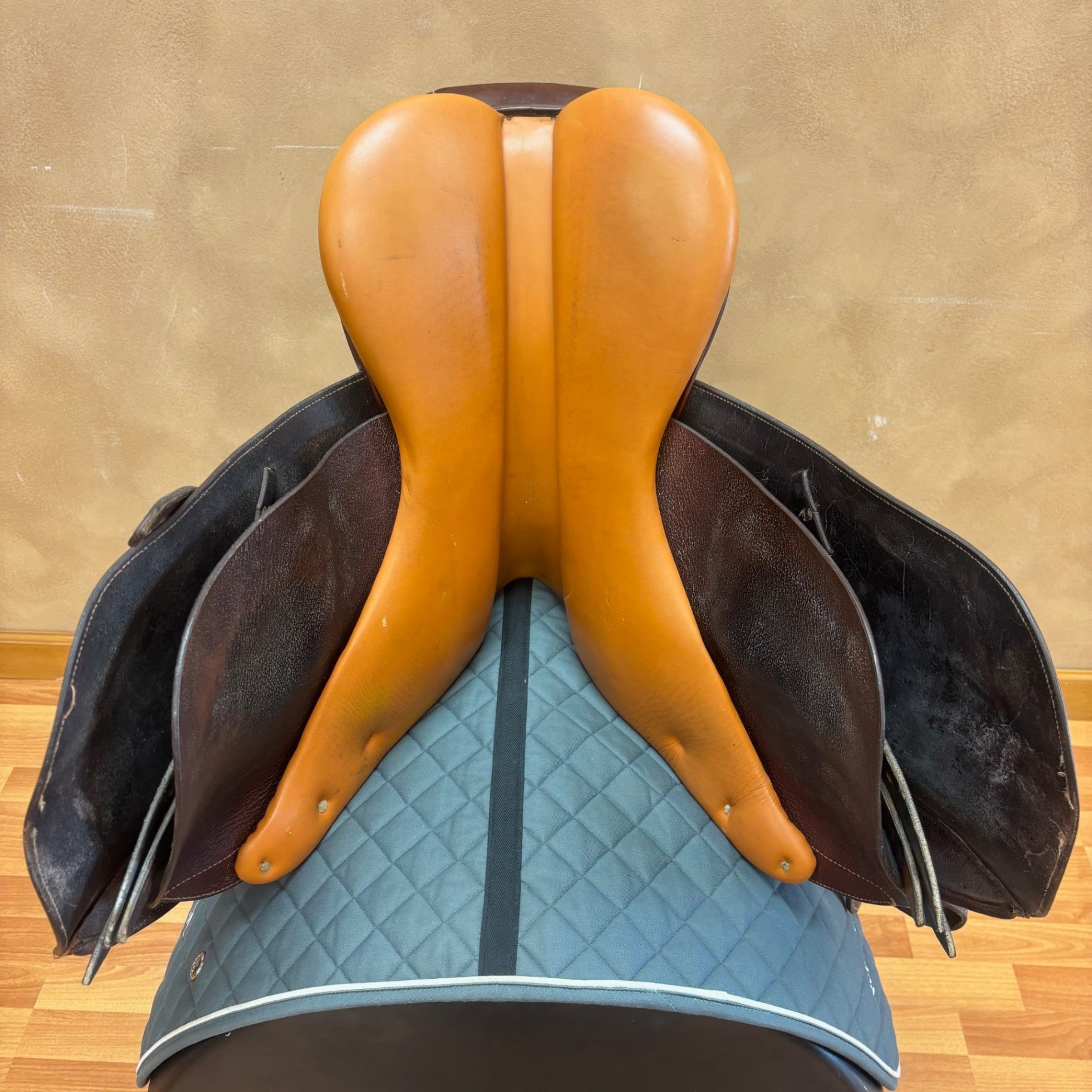 Used Collegiate Ruiz Diaz Jump Saddle 16.5"