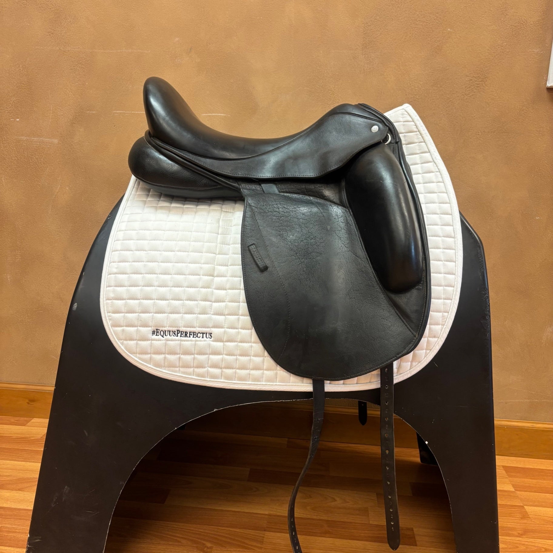 Used Custom Saddlery Icon Flight 18" Medium/Wide Tree