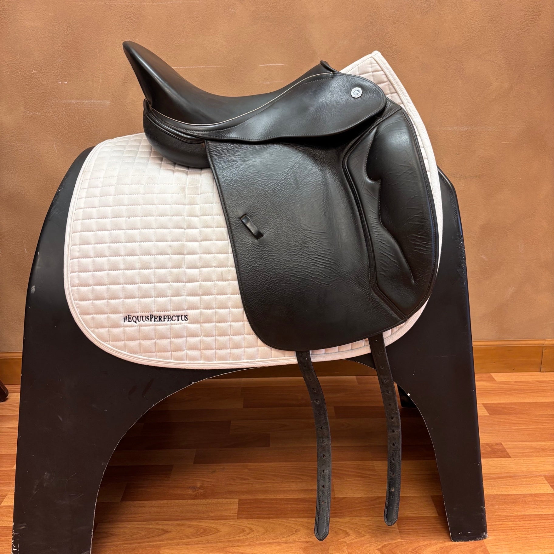 Used dt-Saddlery Dressage Saddle 18" Butterfly Tree