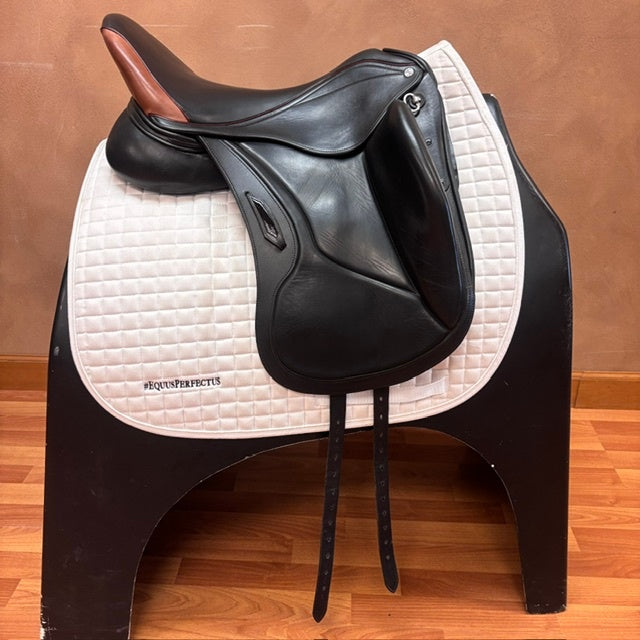 Used Aviar Rook 1.0 Dressage Saddle 18" Medium Wide Tree