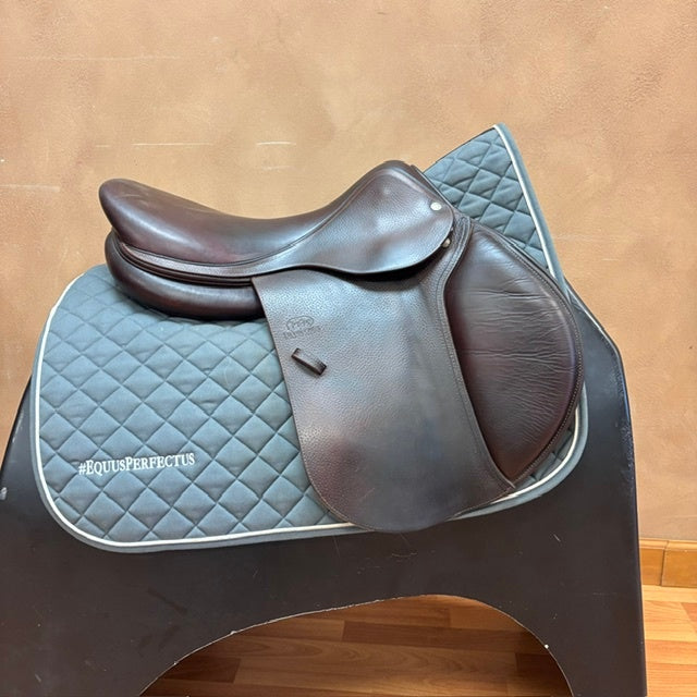 Used Devoucoux Biarritz O Jump Saddle 17.5" Medium/Wide Tree