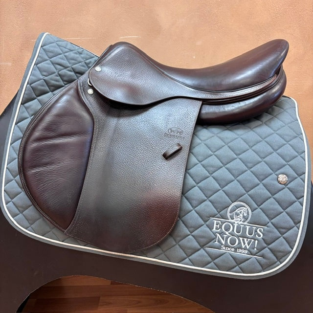 Used Devoucoux Biarritz O Jump Saddle 17.5" Medium/Wide Tree