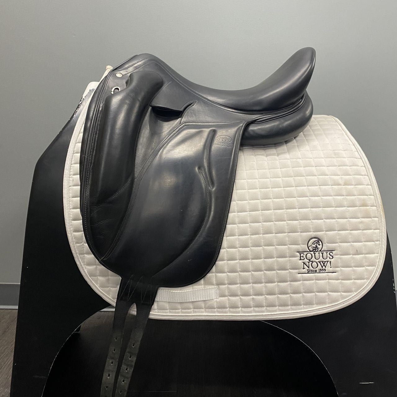 Used Devoucoux Mendia Dressage Saddle Sz 18 Med Tree - sku to order - 4002929