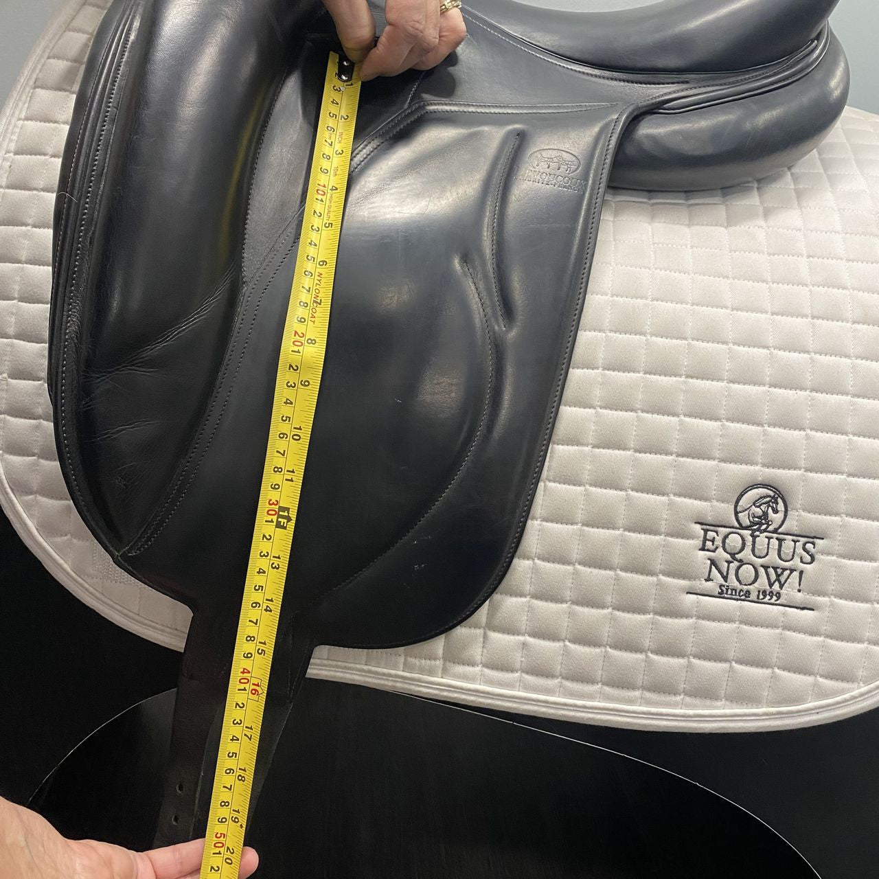 Used Devoucoux Mendia Dressage Saddle Sz 18 Med Tree - sku to order - 4002929