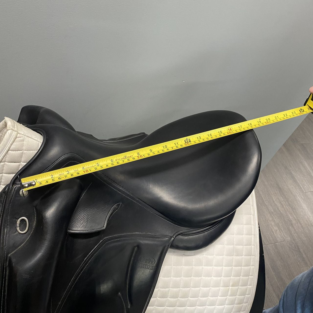 Used Devoucoux Mendia Dressage Saddle Sz 18 Med Tree - sku to order - 4002929