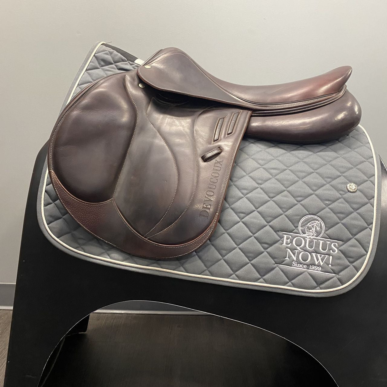 Used Devoucoux Biarritz Jump Saddle 18" Medium Tree - sku to order - 4002940