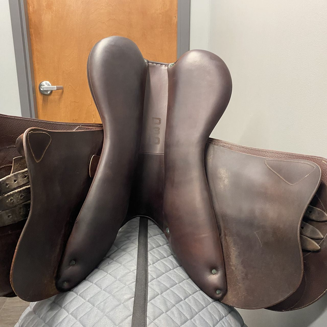 Used Devoucoux Biarritz Jump Saddle 18" Medium Tree - sku to order - 4002940