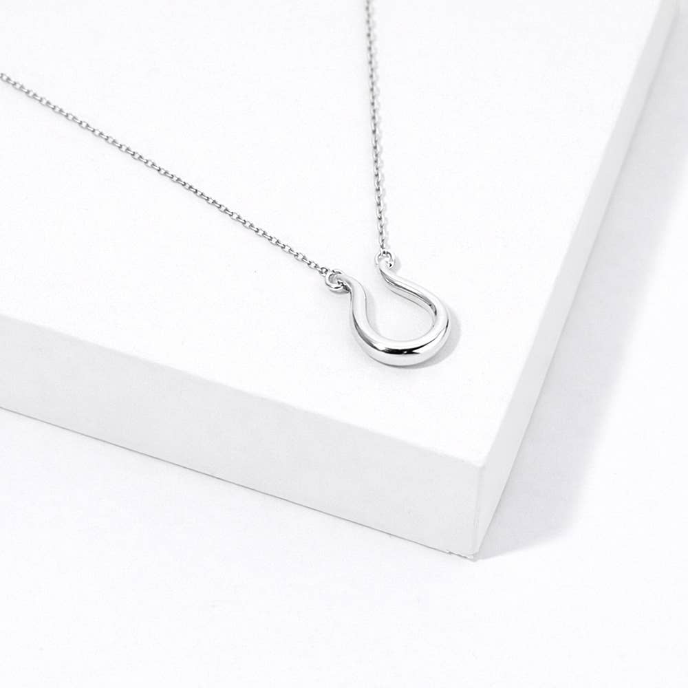 LUCK IN MOTION HORSESHOE NECKLACE
