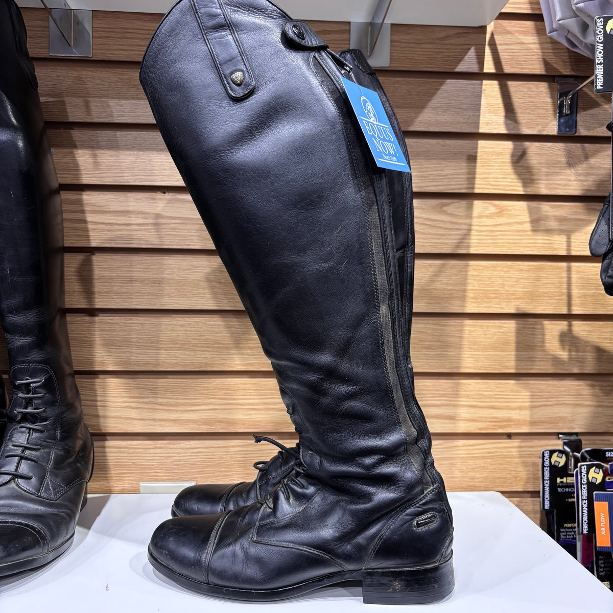 Used 7.5 Regular/Medium Black Ariat Field Boots