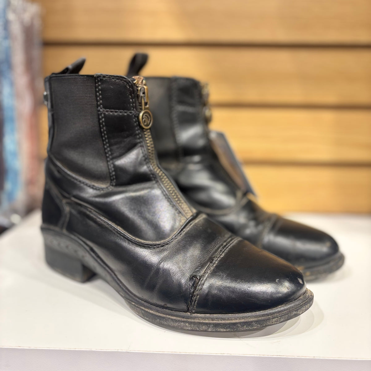 Used 6.5 Black Ovation Paddock Boots