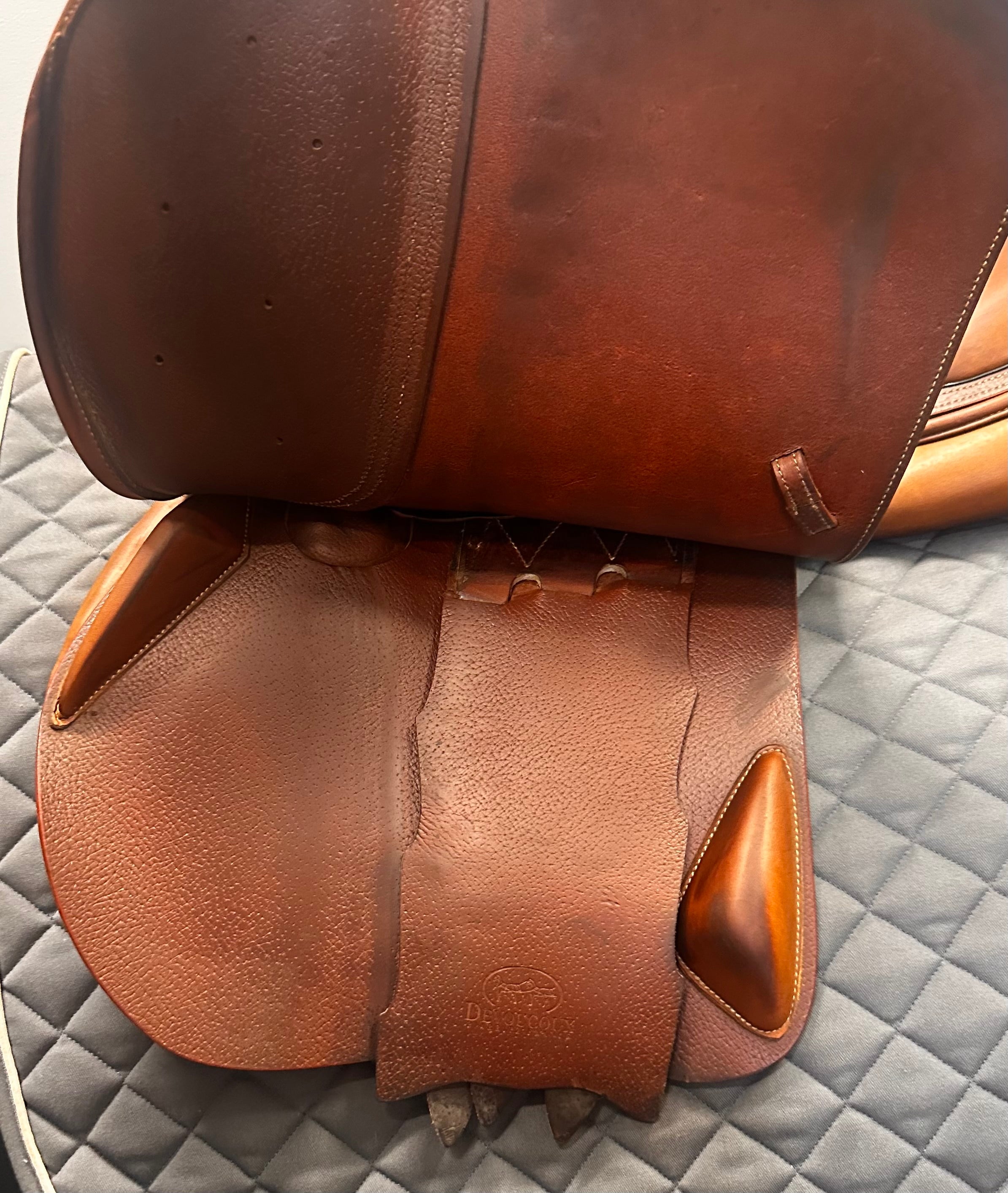 Used Devoucoux Jump Saddle 18" Medium Tree