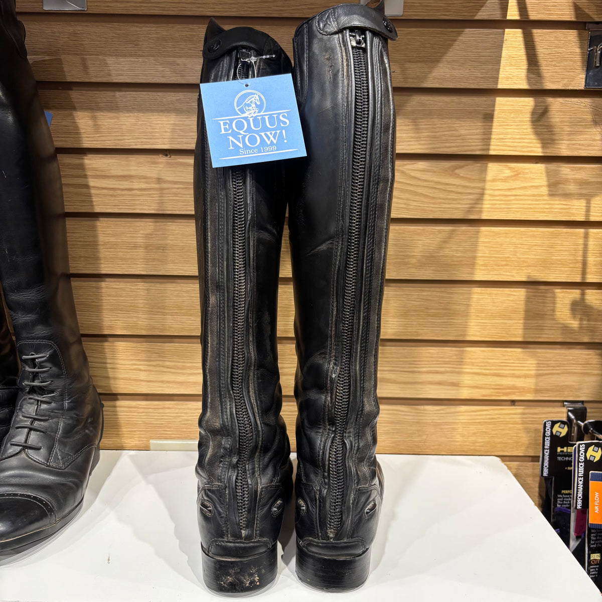 Used 7.5 Regular/Medium Black Ariat Field Boots