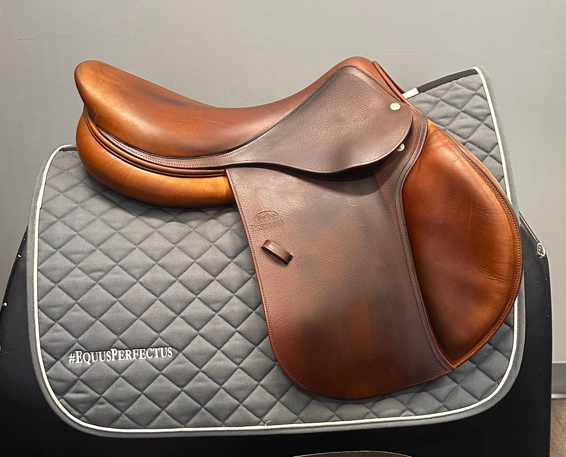 Used Devoucoux Jump Saddle 18" Medium Tree