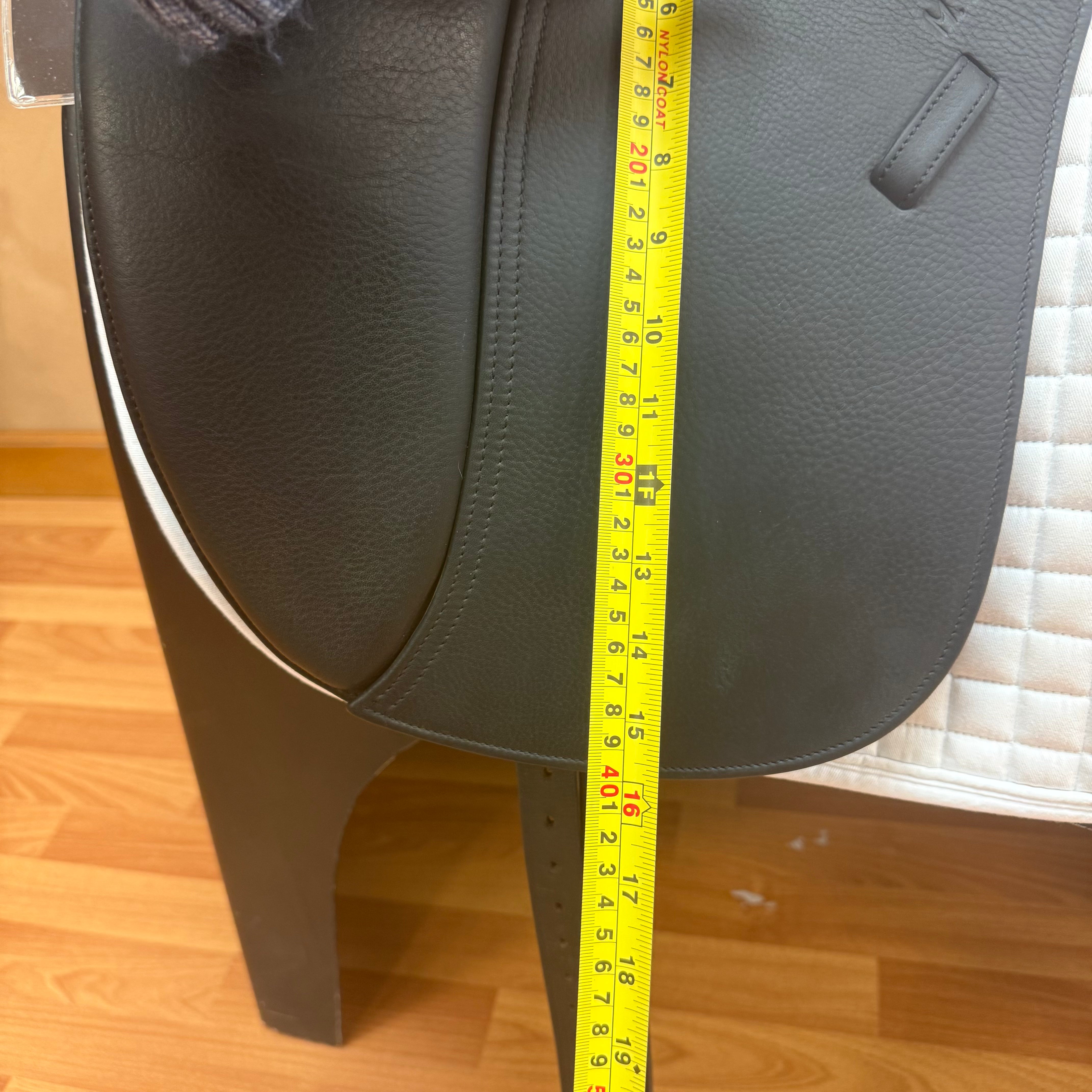 Used M Toulouse Aachen Dressage Saddle 17.5" Medium Tree