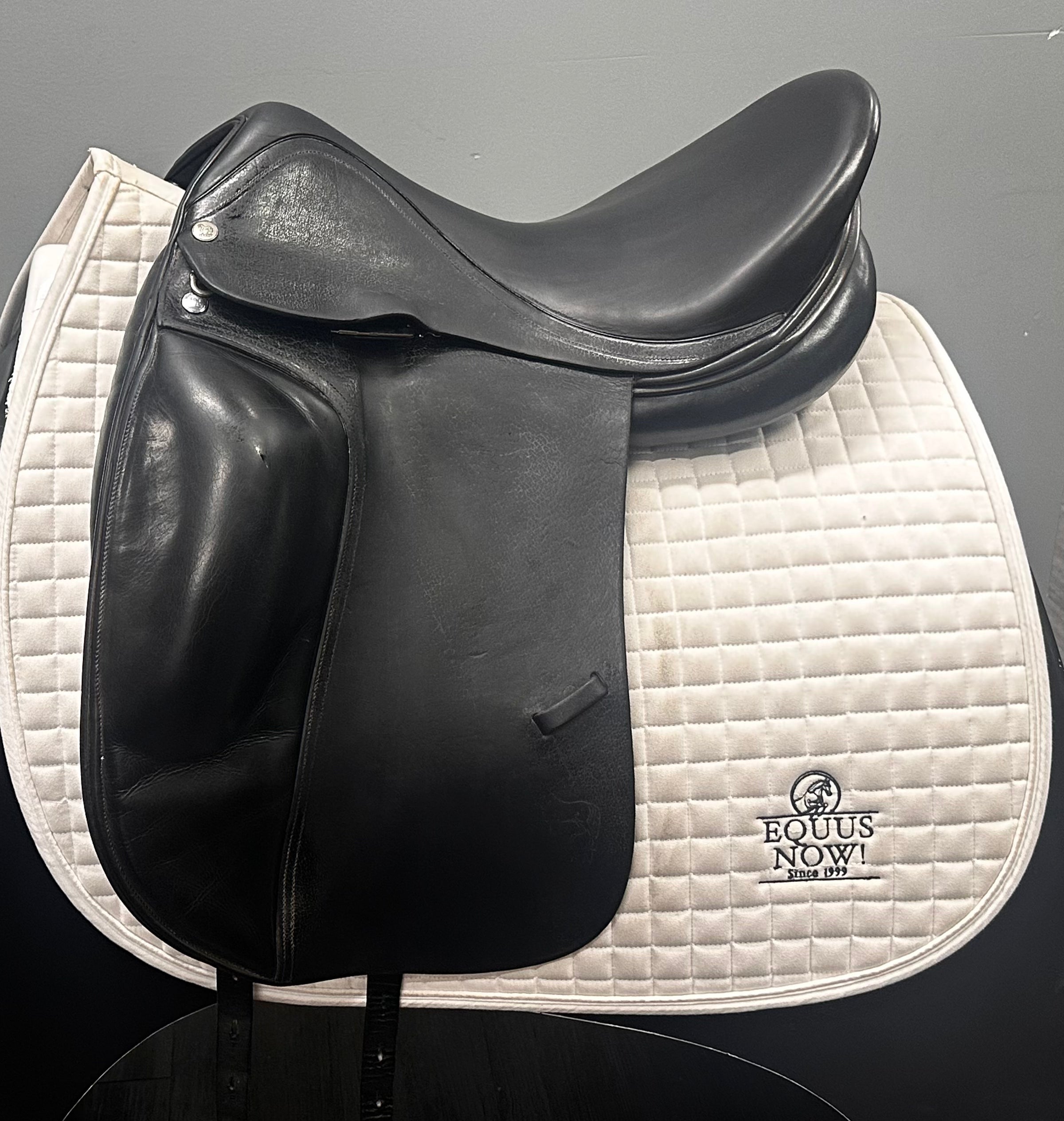 Used Verhan Odyssey Dressage Saddle 18" Wide Tree