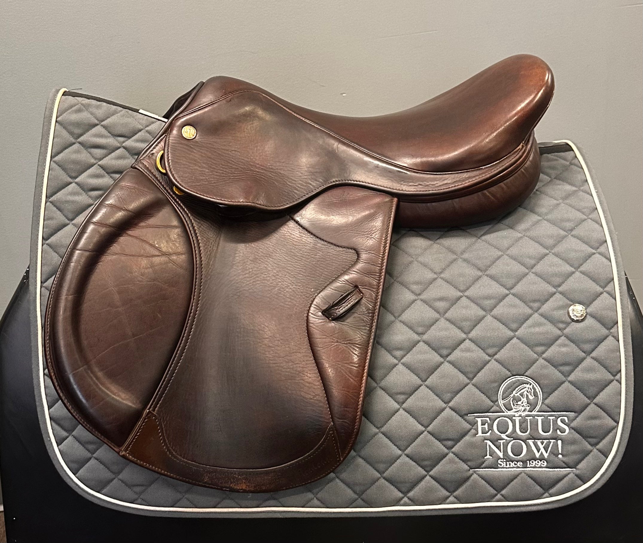 Used M Toulouse Jump Saddle 17" Medium Wide Gullet