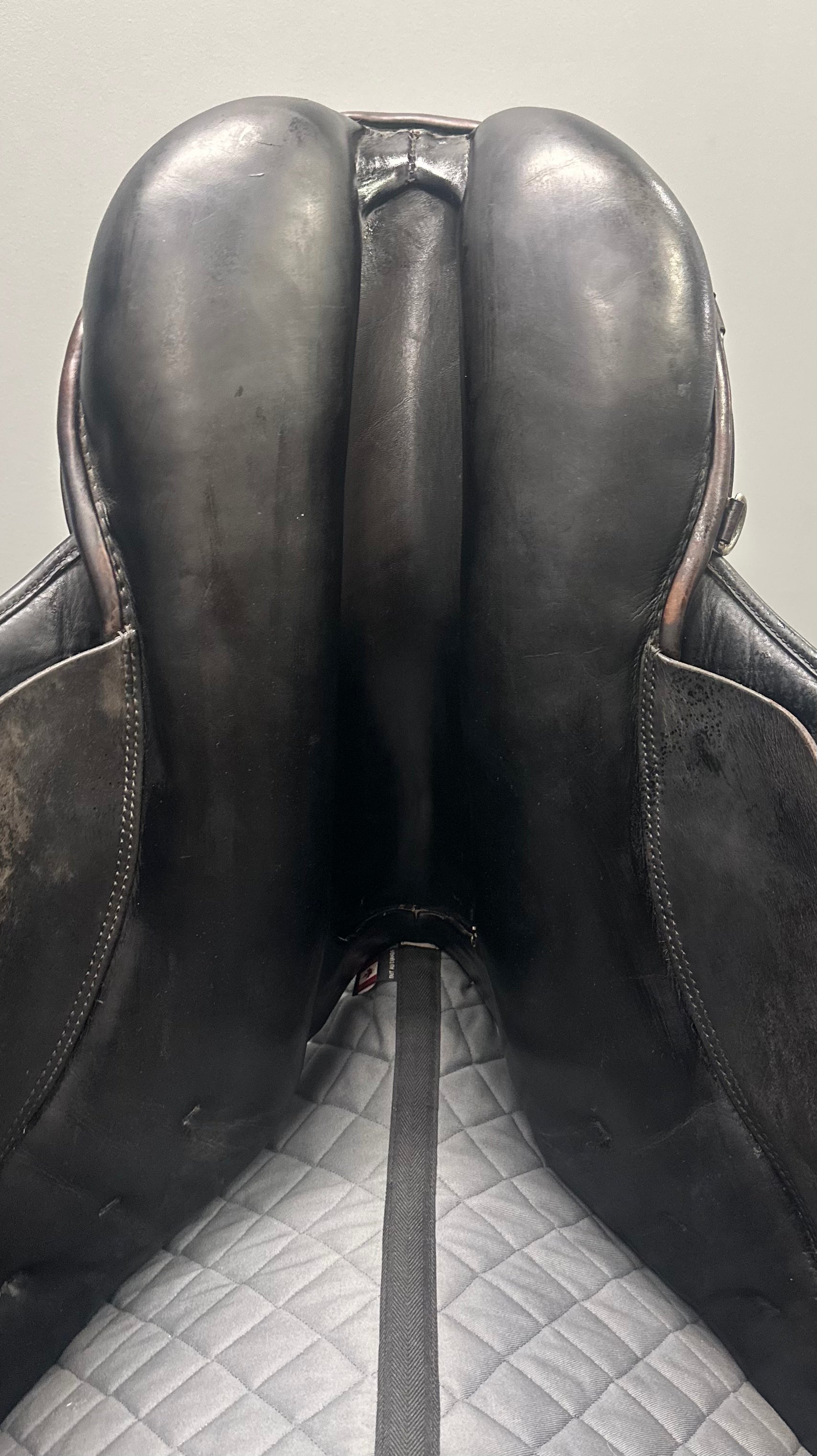 Used Courbette Saddle 18" Medium-Wide Tree