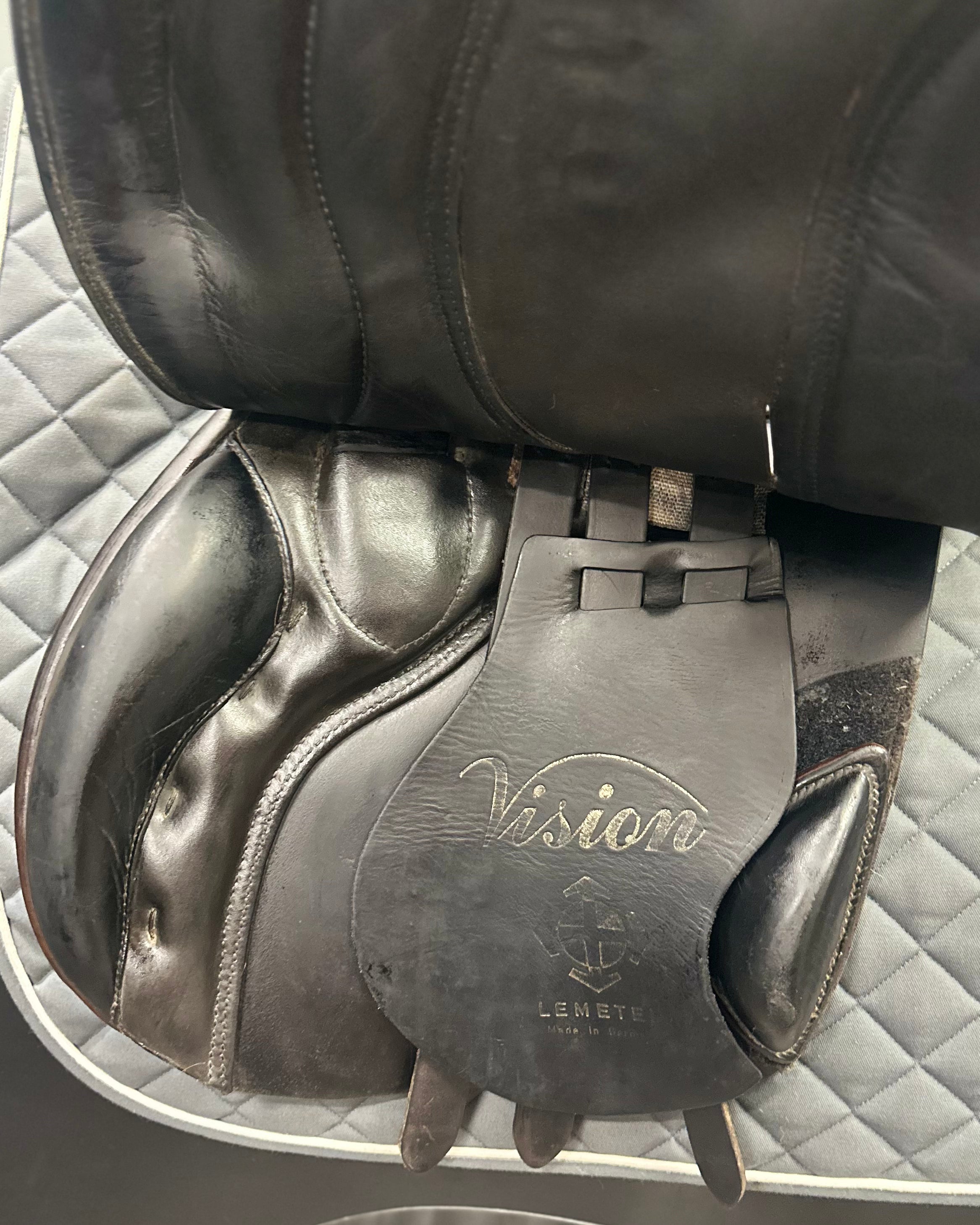 Used Courbette Saddle 18" Medium-Wide Tree
