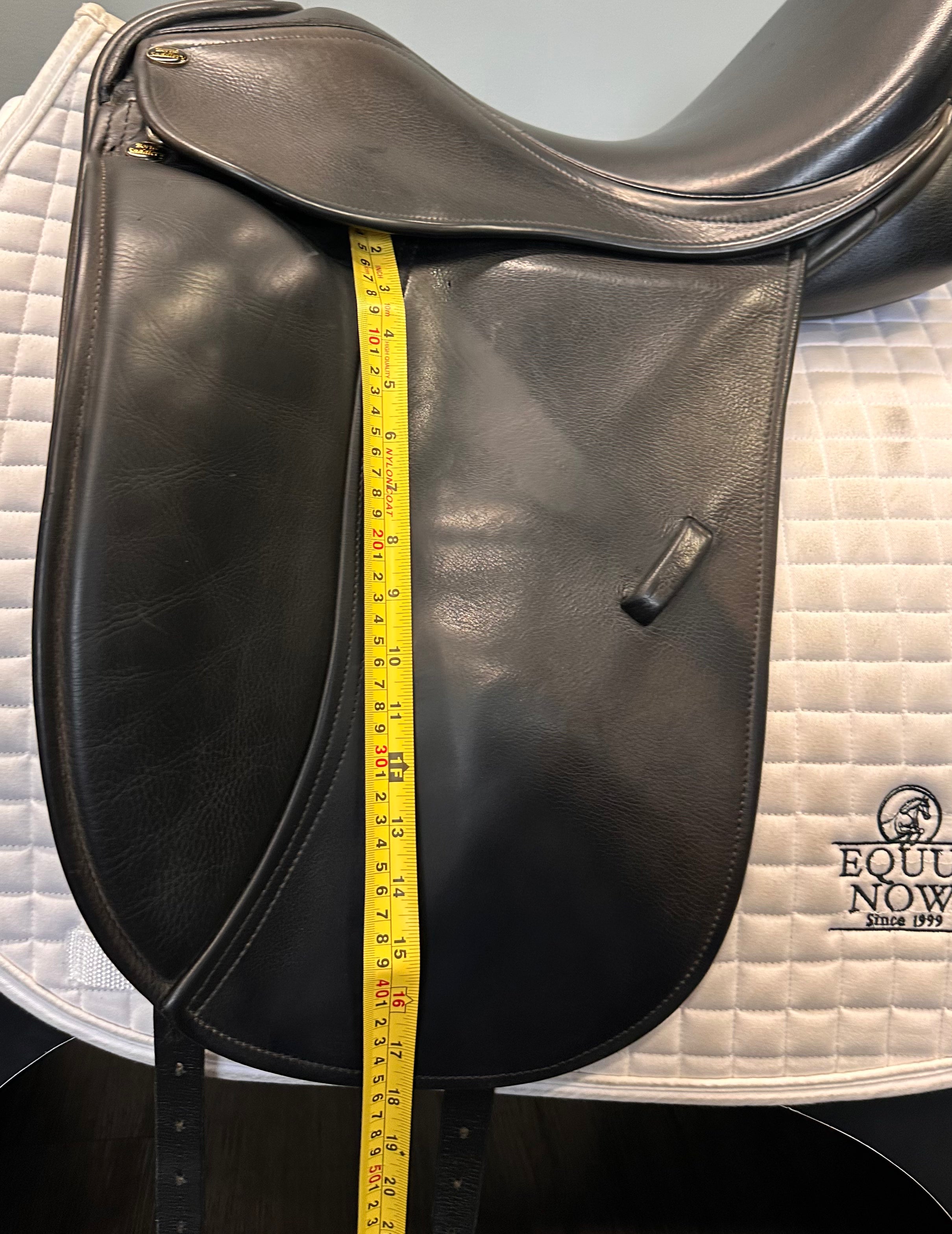 Used Borne Dressage Saddle 18" Medium-Wide Tree