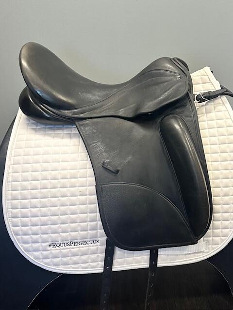 Used County Perfection Dressage Saddle 18" Medium Wide
