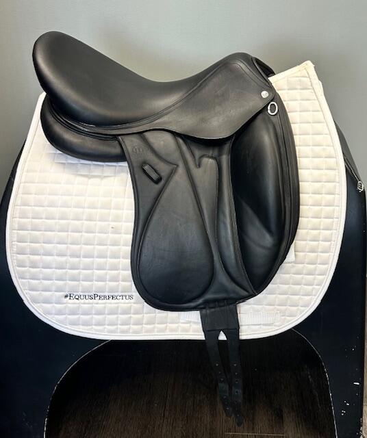 Used Devoucoux Dressage Saddle 18" Medium Tree