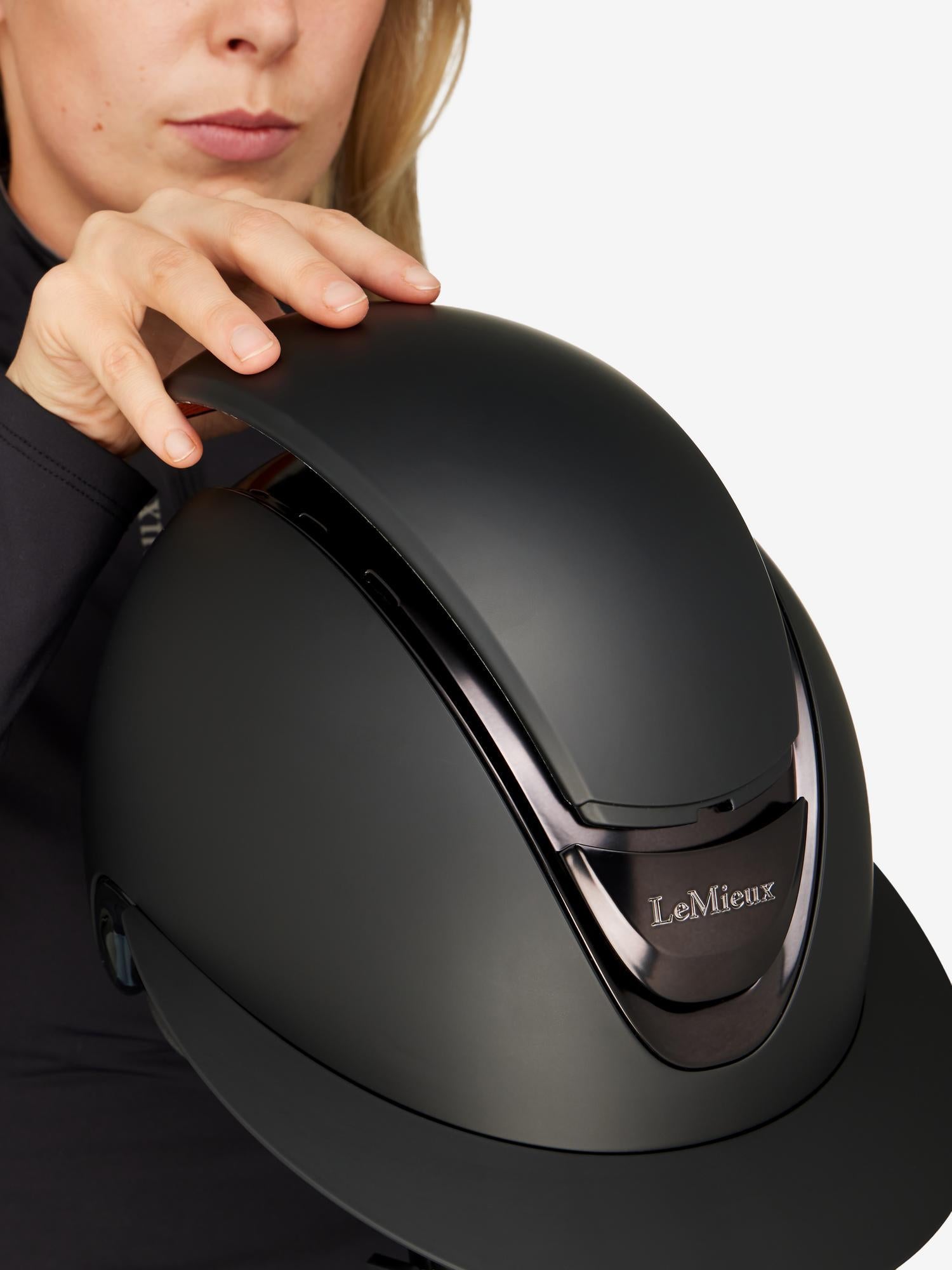 #color_matte black