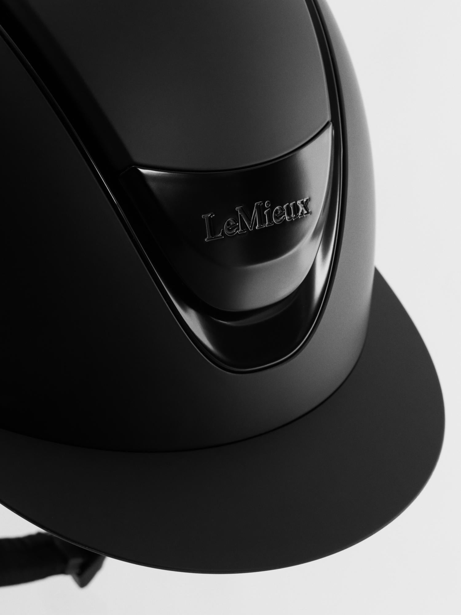 #color_matte black