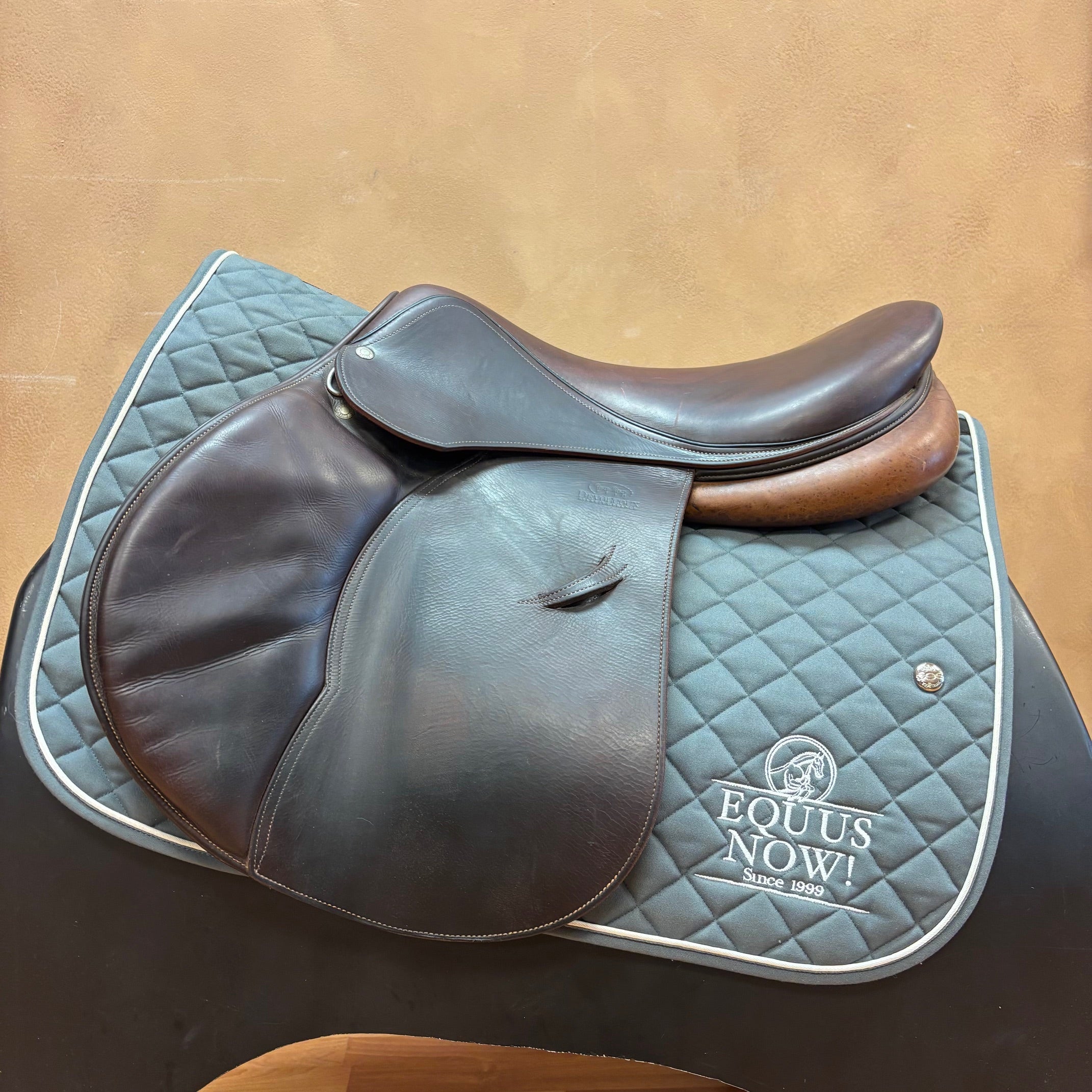 Used Decoucoux Oldara Jump Saddle 18.5" Medium Wide Tree