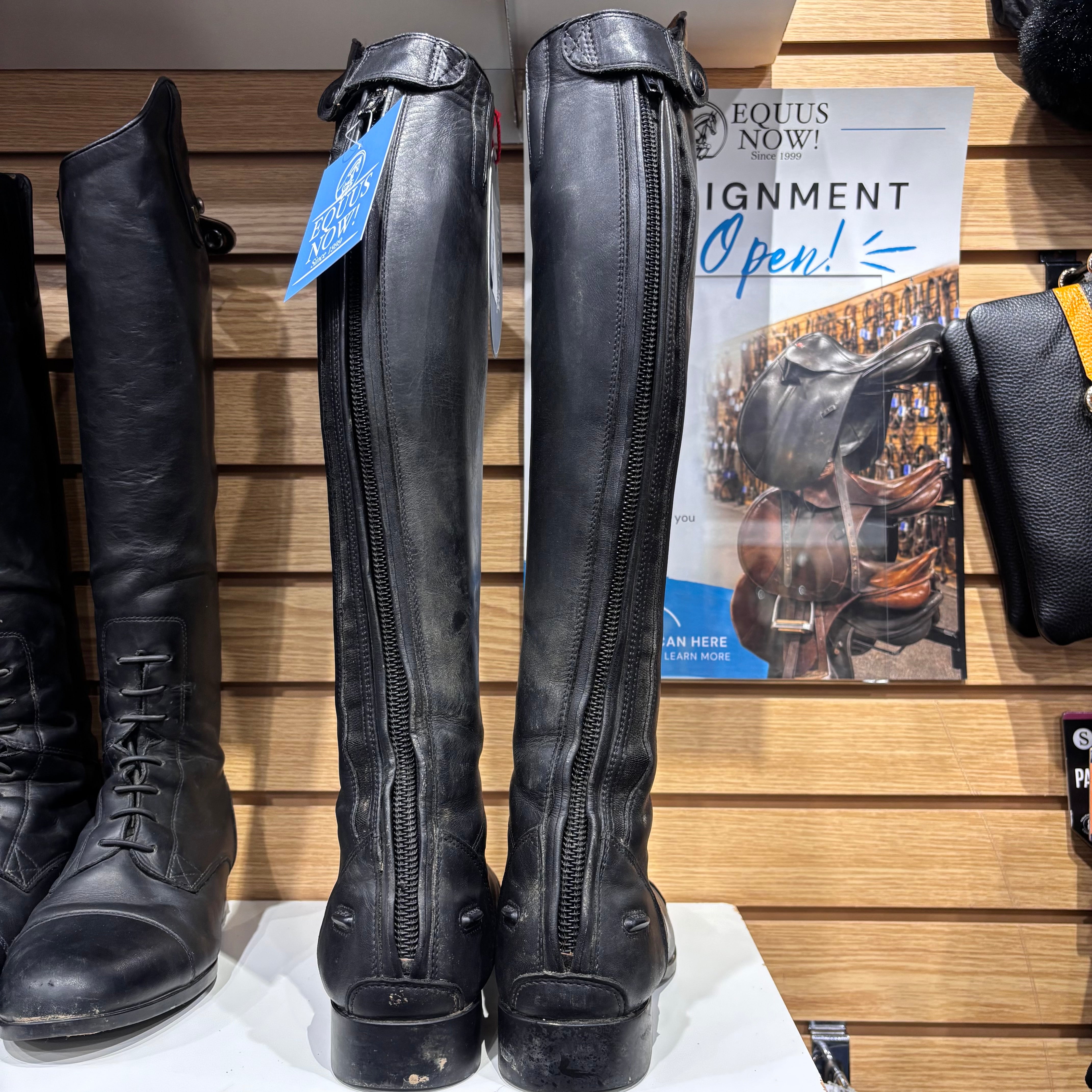 Used 9B Med/Reg Black Ariat Field Boots