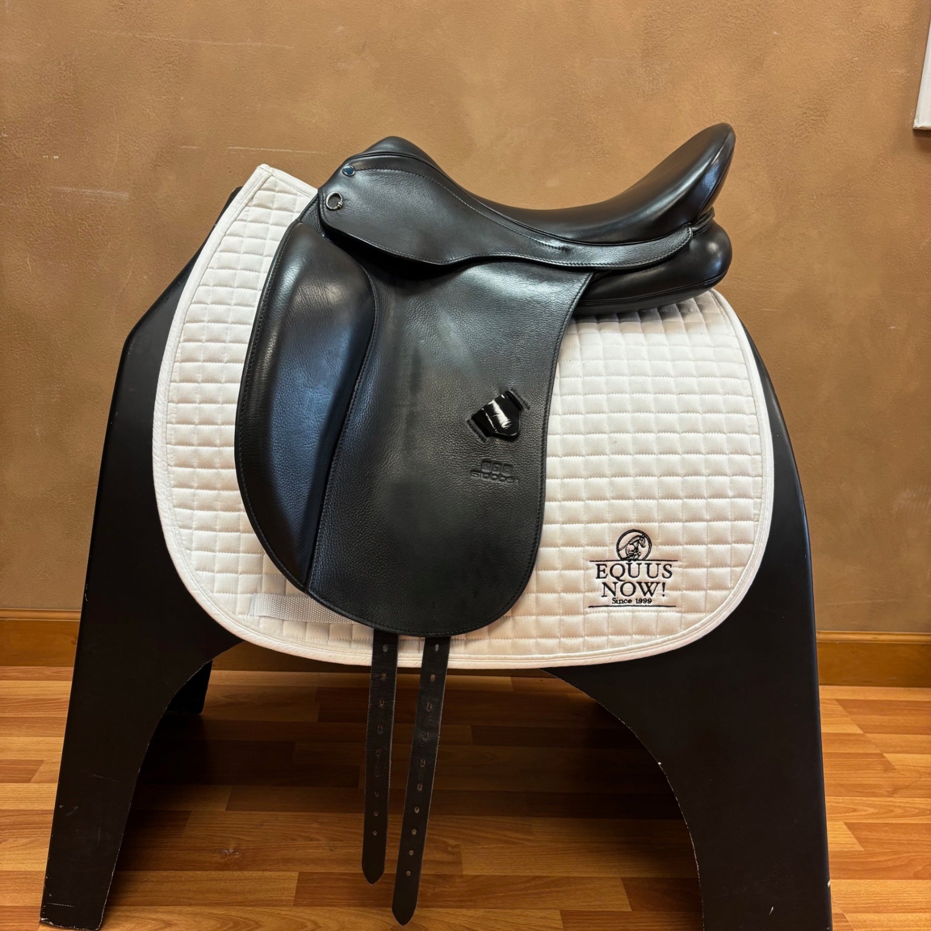 Used 1984 De Luxe Stubben Dressage Saddle 17.5" Medium Wide Tree