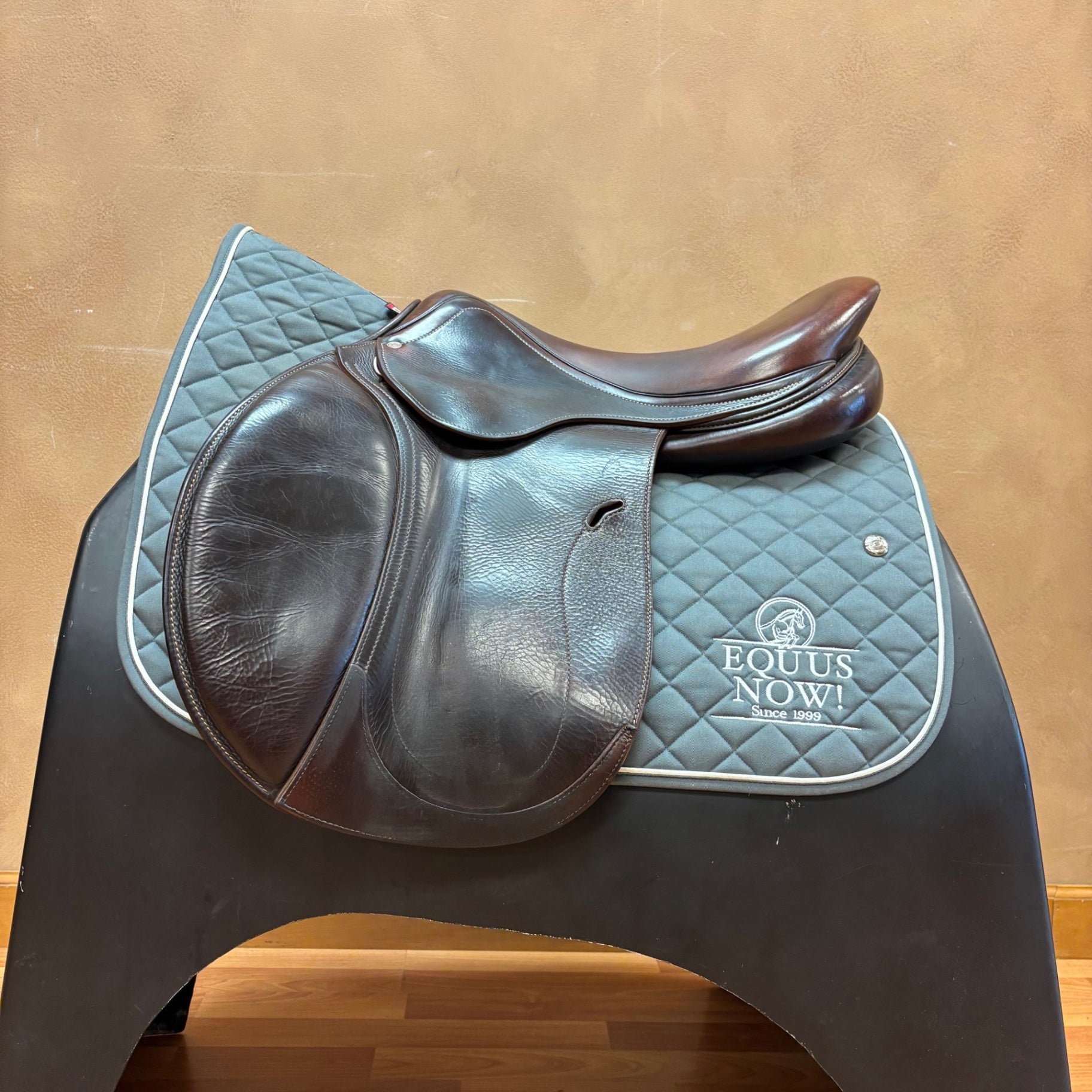 Used Antares Connexion Jump Saddle 18" Medium Wide 