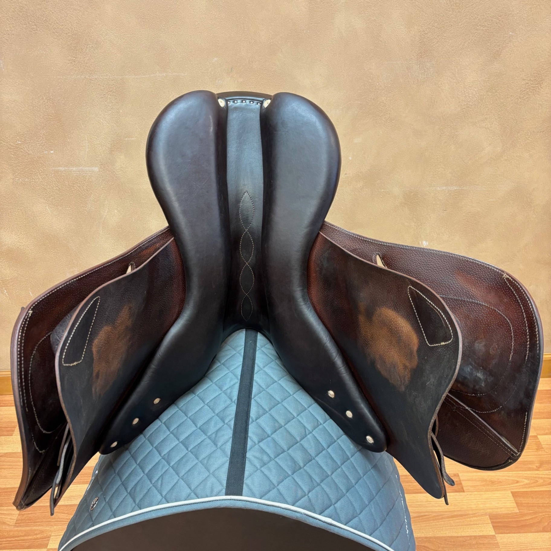 Used Antares Connexion Jump Saddle 18" Medium Wide 