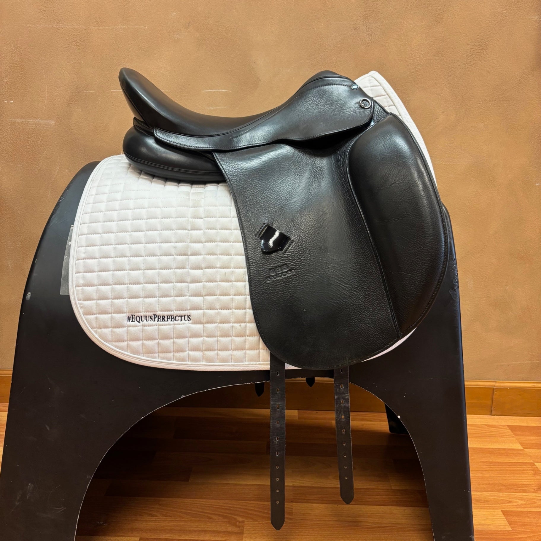 Used 1984 De Luxe Stubben Dressage Saddle 17.5" Medium Wide Tree