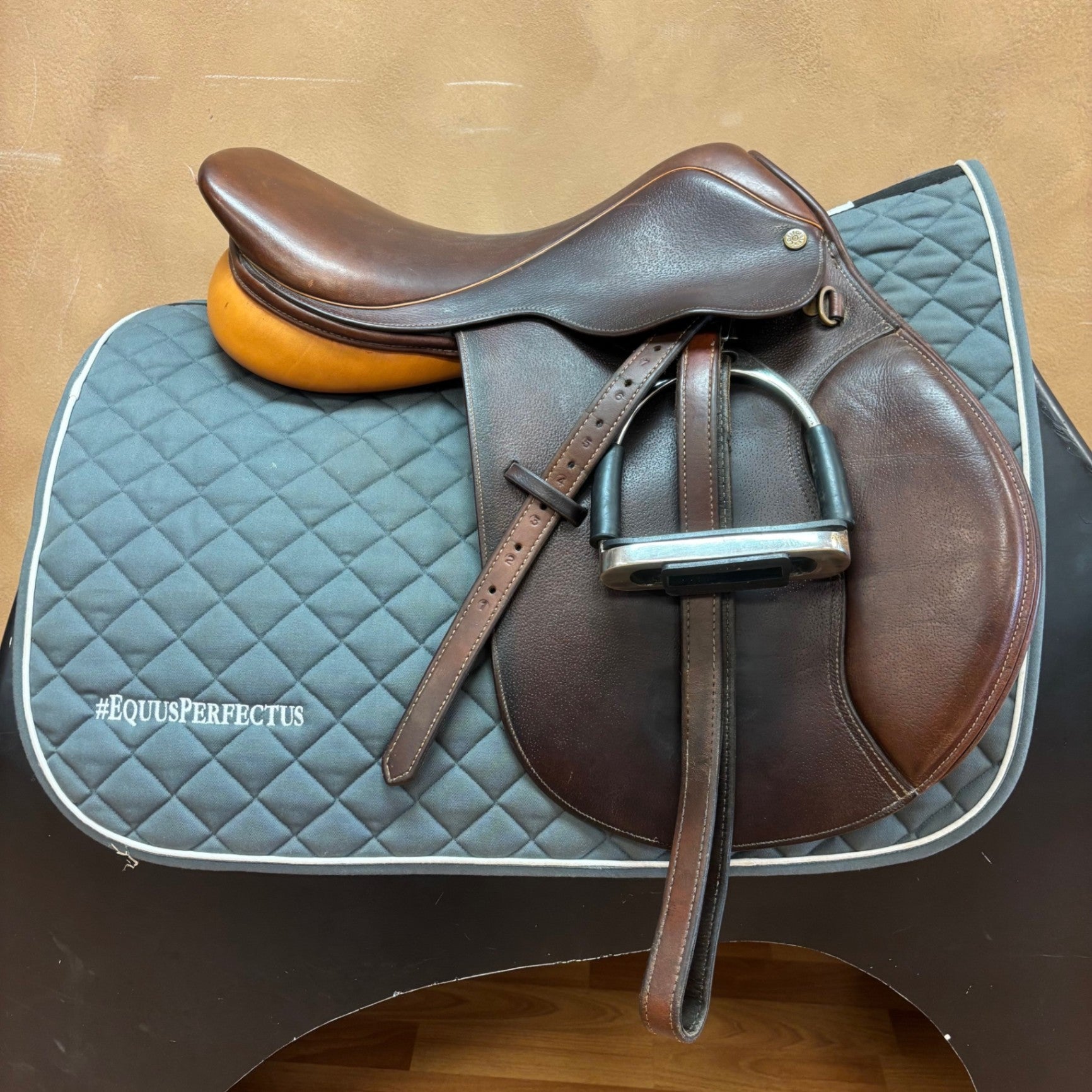 Used Collegiate Ruiz Diaz Jump Saddle 16.5"