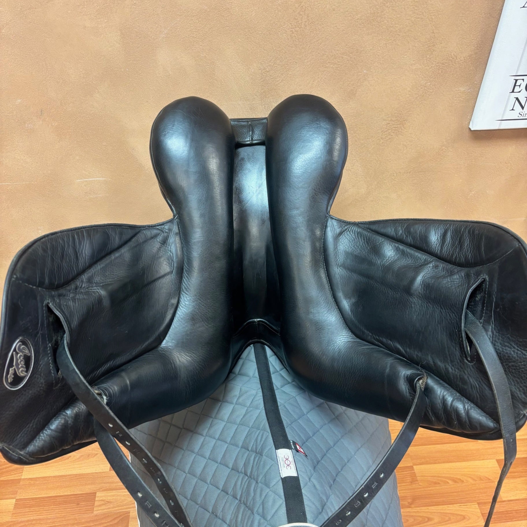 Used Custom Saddlery Icon Flight 18" Medium/Wide Tree