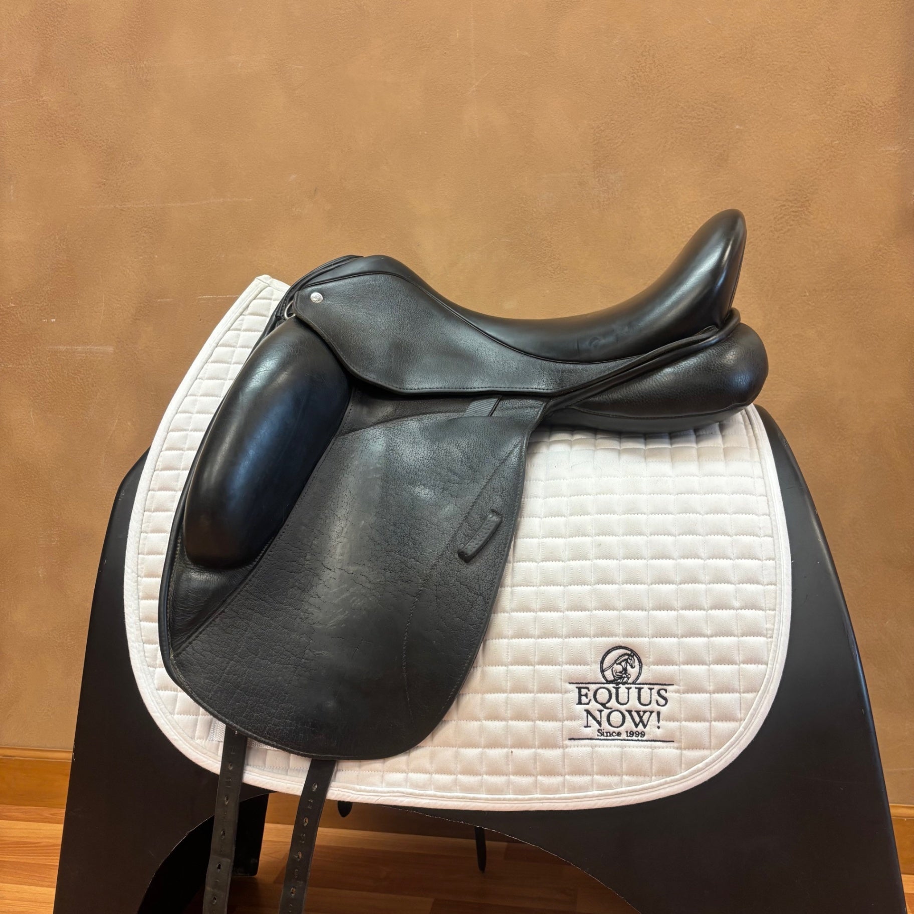 Used Custom Saddlery Icon Flight 18" Medium/Wide Tree