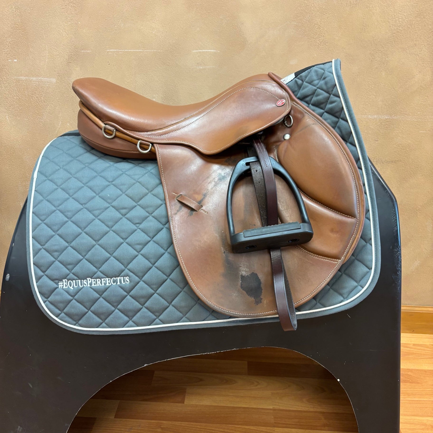 Used Courbette Axxis Jump Saddle 17" Medium Tree