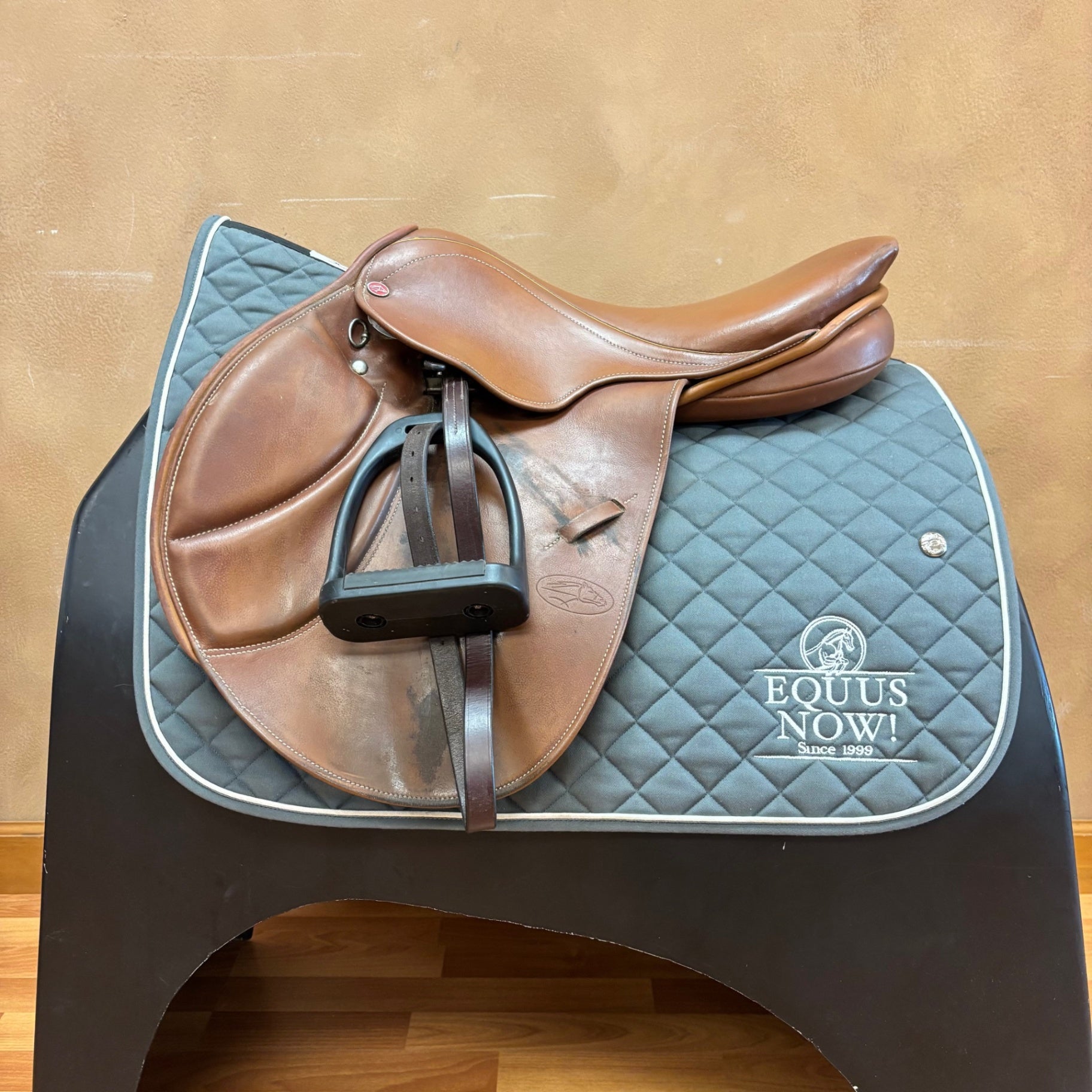 Used Courbette Axxis Jump Saddle 17" Medium Tree