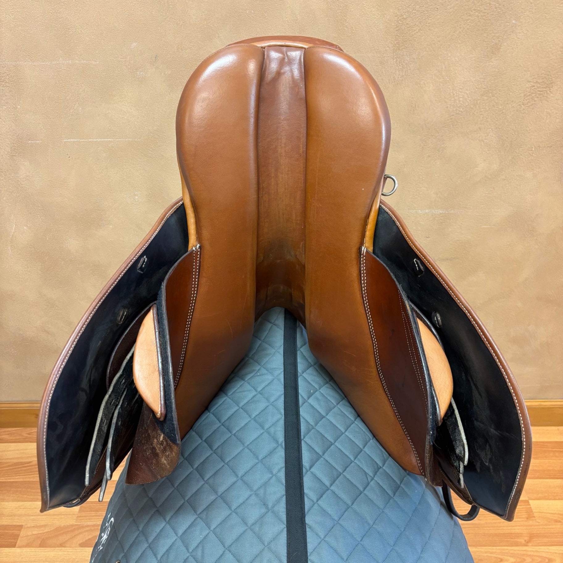 Used Courbette Axxis Jump Saddle 17" Medium Tree