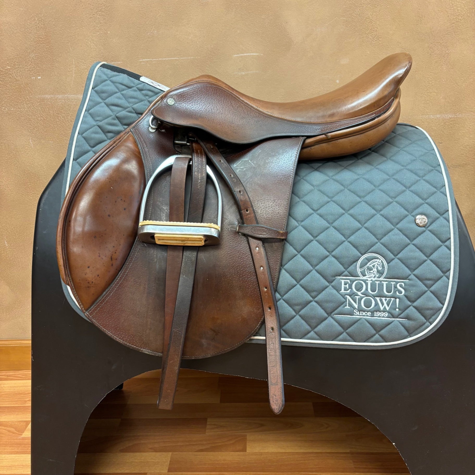 Used Jefferies Jump Saddle 17" Medium/Narrow Tree