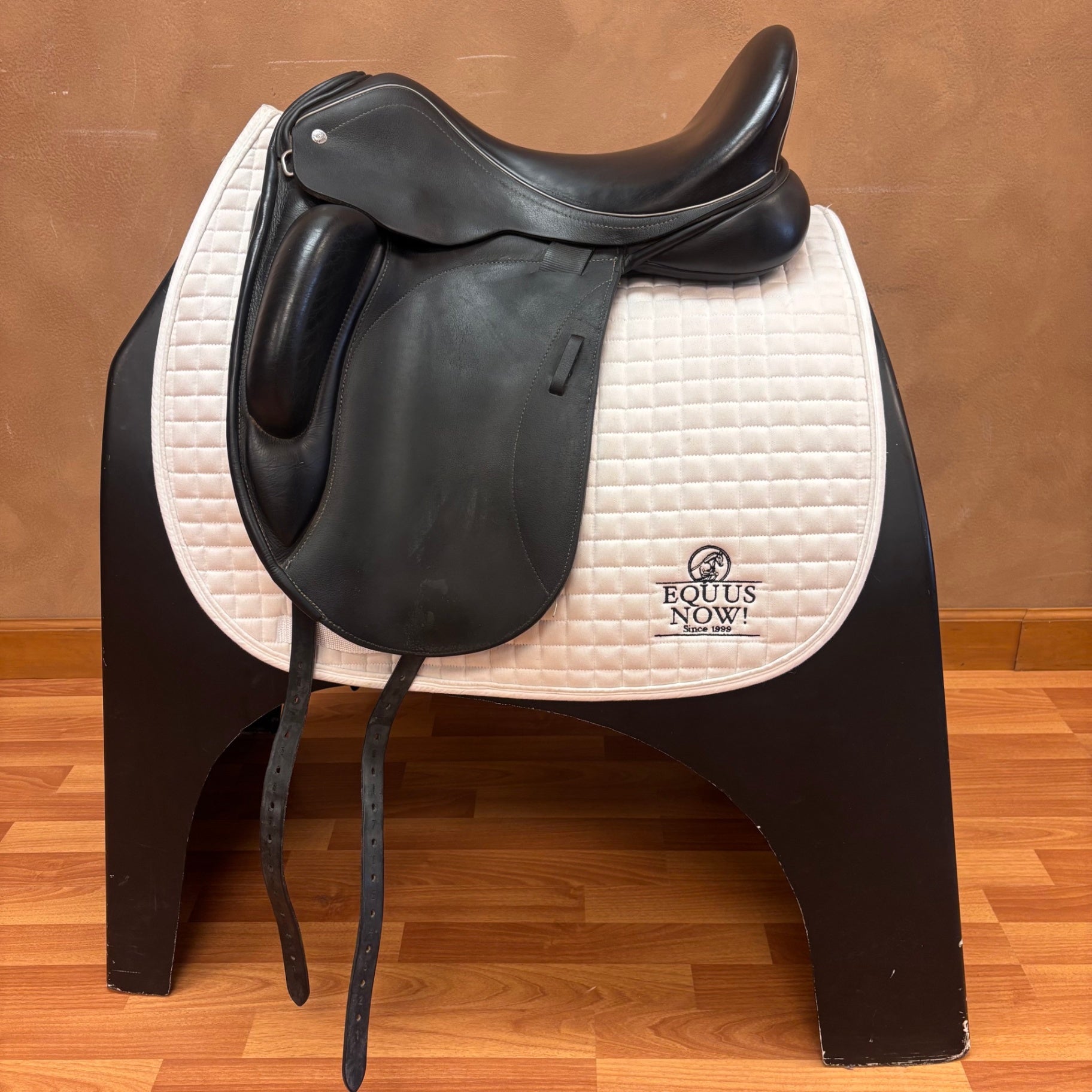 Used Custom Saddlery Advantage Dressage Saddle 17.5" Medium Wide Tree