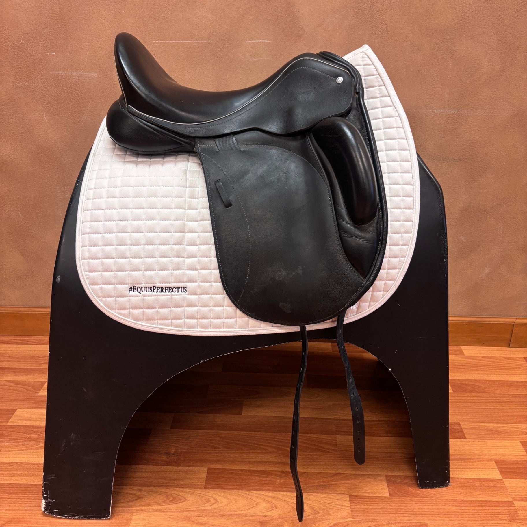 Used Custom Saddlery Advantage Dressage Saddle 17.5" Medium Wide Tree