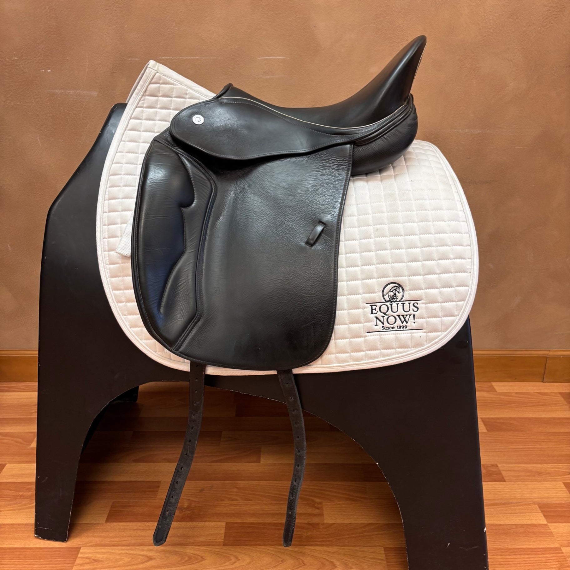 Used dt-Saddlery Dressage Saddle 18" Butterfly Tree 