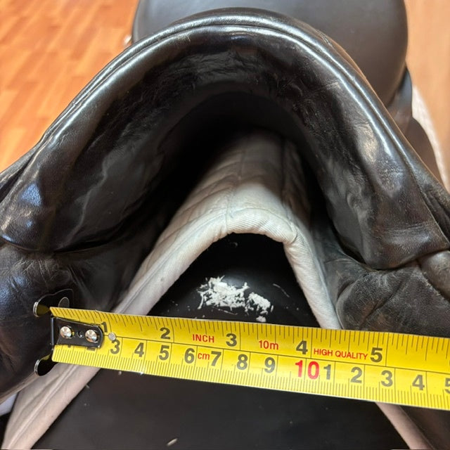 Used Courbette Bernina Dressage Saddle 18" Medium Tree