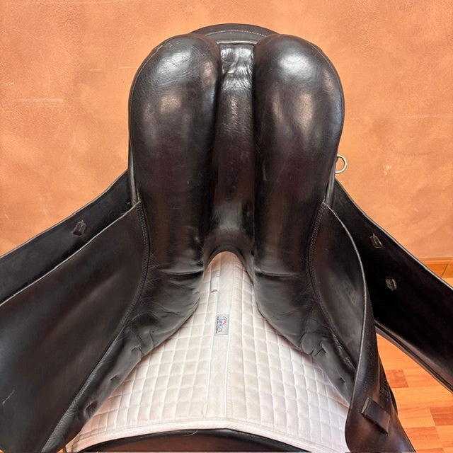 Used Courbette Bernina Dressage Saddle 18" Medium Tree