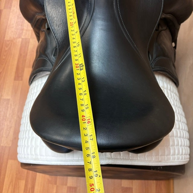 Used Bliss of London Paramour Dressage Saddle 17.5" Medium Tree 