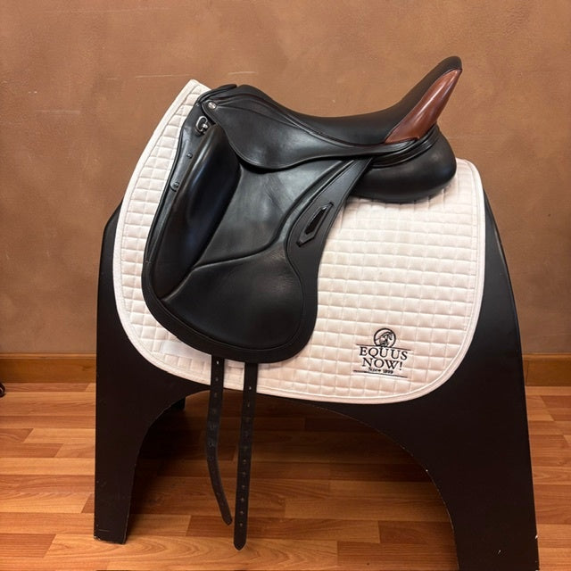 Used Aviar Rook 1.0 Dressage Saddle 18" Medium Wide Tree