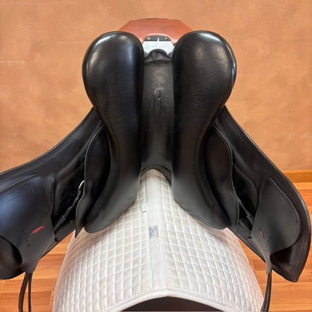 Used Aviar Rook 1.0 Dressage Saddle 18" Medium Wide Tree