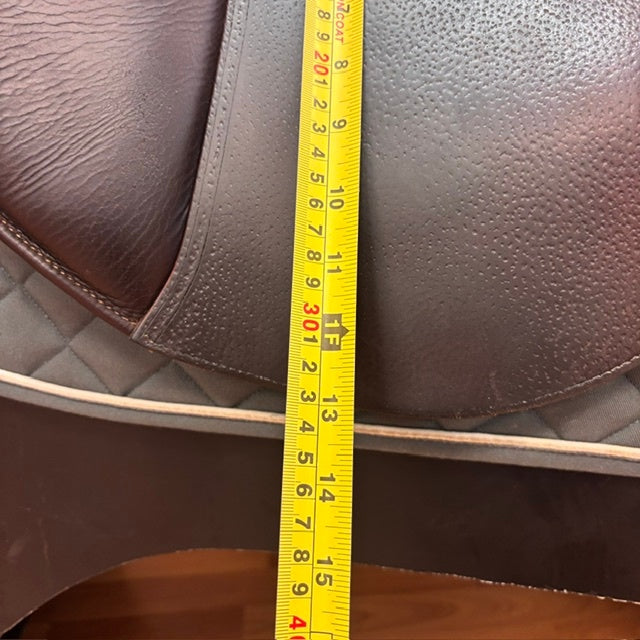 Used Devoucoux Biarritz O Jump Saddle 17.5" Medium/Wide Tree